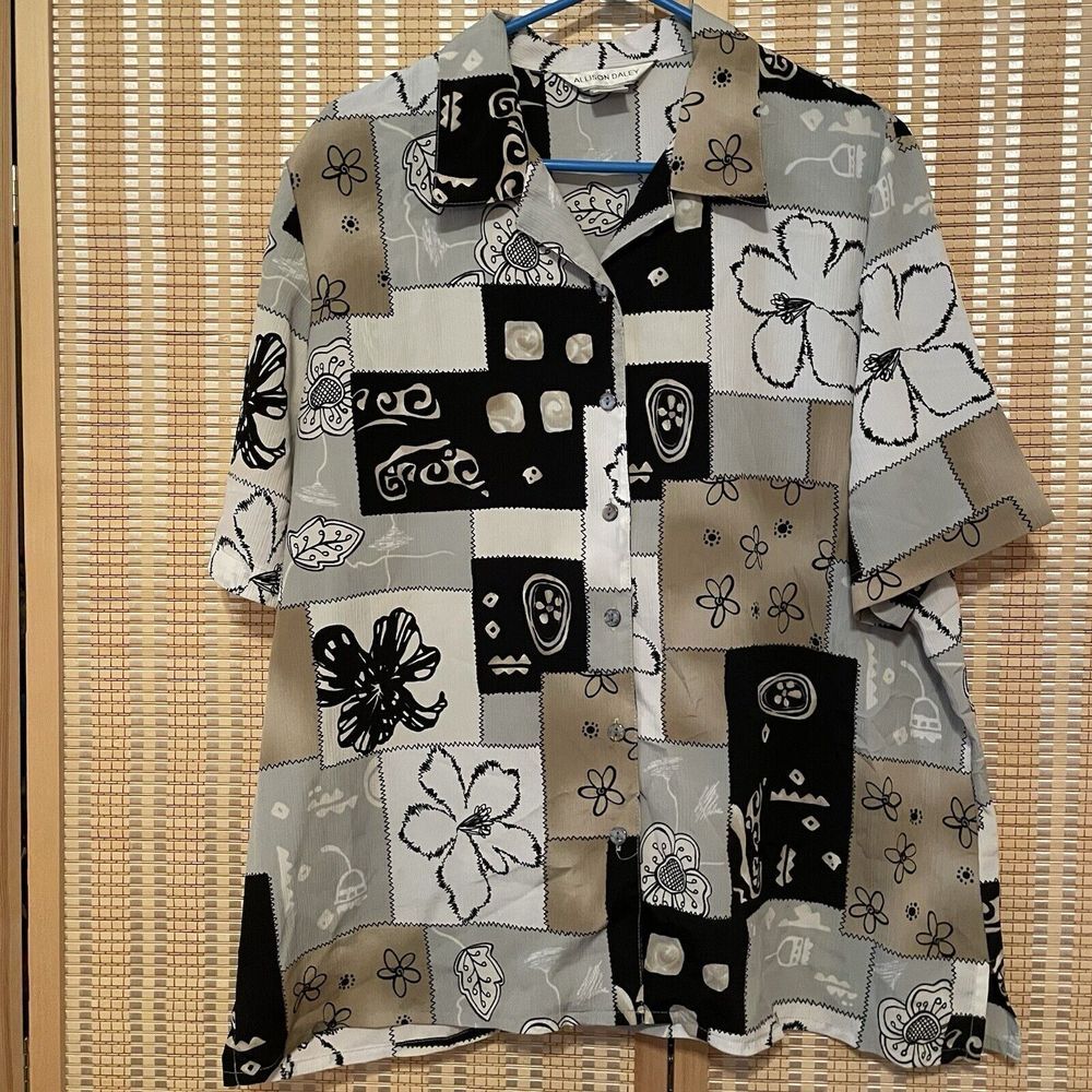 Allison Daley Women's Blouse Size 18 Neutral Floral Short Sleeve Button Up Work